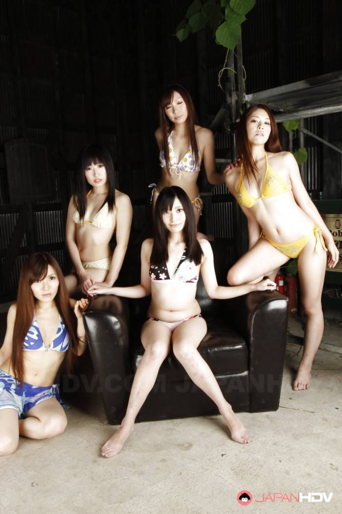 Many japanese girls get naked in one place - #6