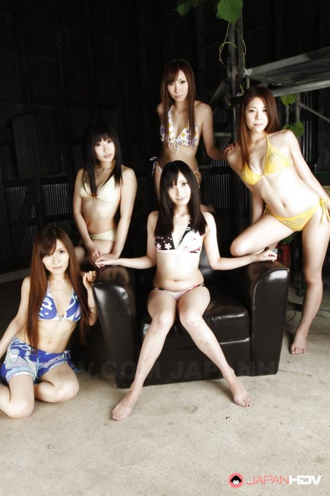 Many japanese girls get naked in one place - #8