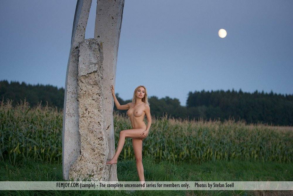 The Seducing Blonde Teaser Lia May Looks Like The Beautiful Statue Staying Nude Outdoor - #11