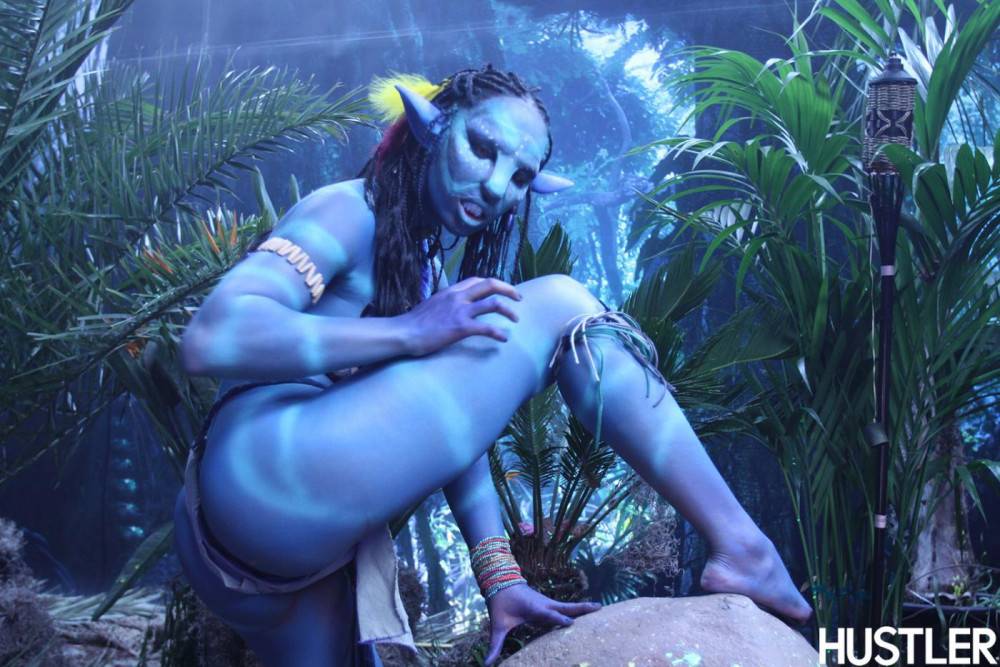 Sexy Girl Misty Stone As Neytiri Spreads Her Legs And Shows Her Bare Snatch - #12