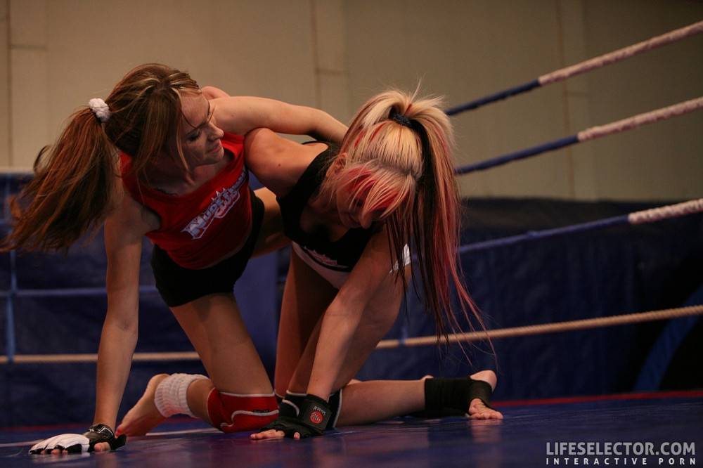 Turned On Blonde White Angel And Brunette Leyla Black Have Passionate Lesbian Wrestling - #7