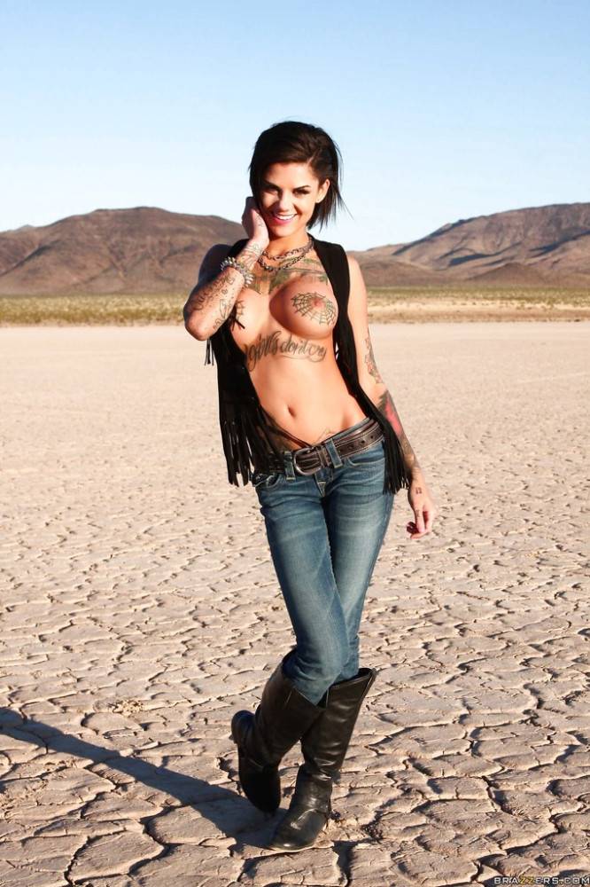 Enchanting american wife Bonnie Rotten in jeans shows big titties and hot butt outdoor - #8