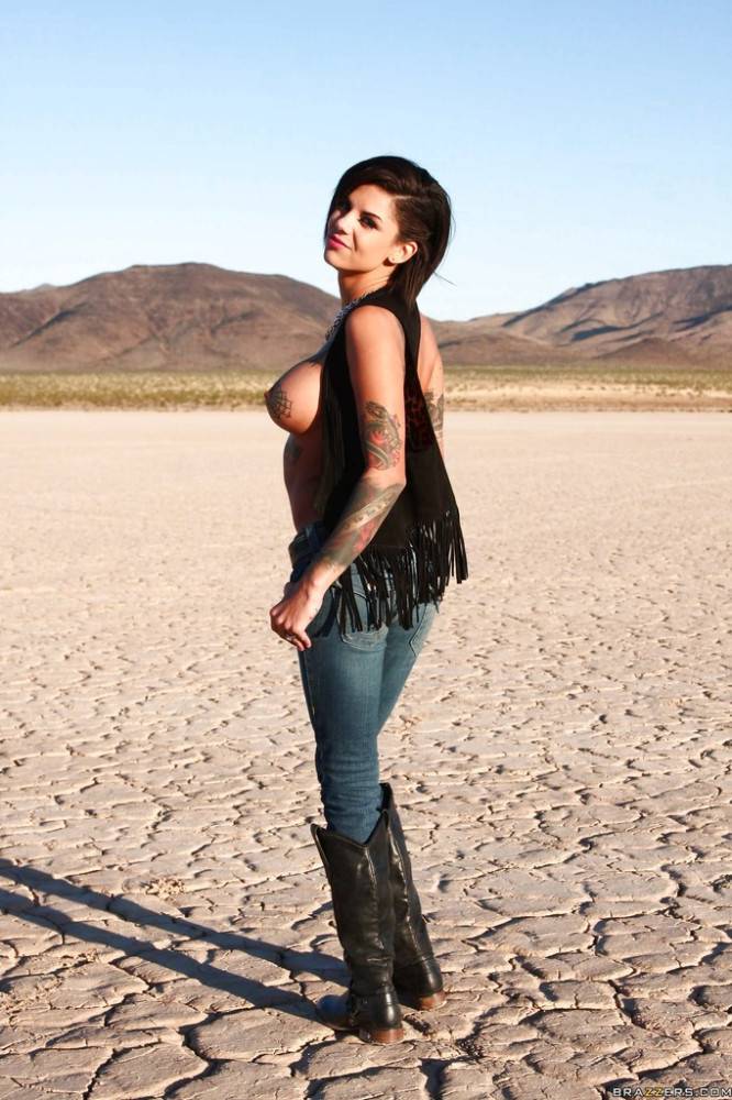 Enchanting american wife Bonnie Rotten in jeans shows big titties and hot butt outdoor - #6