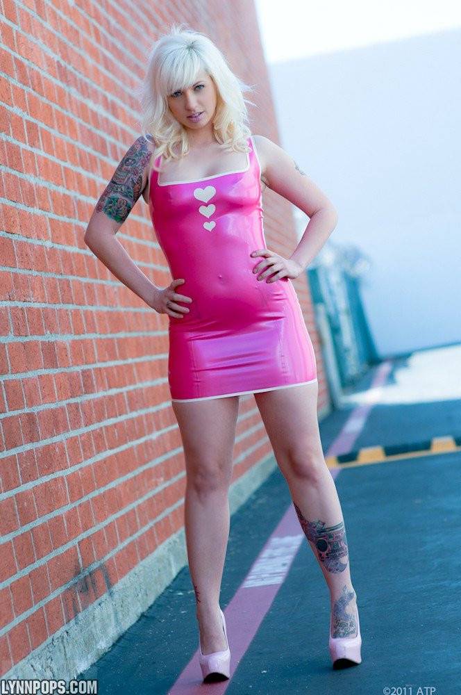 Posing Outdoor In A Pink Dress Is What Blonde Lynn Pops Loves To Do The Most. - #1