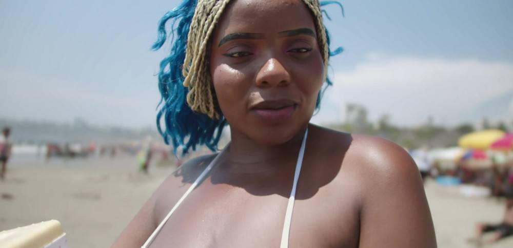 Colombian Ebony Latina With Huge Ass And Big Tits Gets Caught On The Beach By Young White Guy With Pink Penis - #1