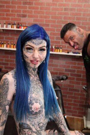 Heavily tattooed girl Amber Luke poses naked in a tattoo shop on pornstar6.com