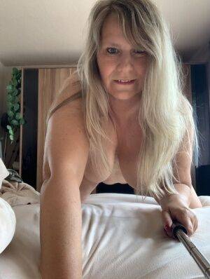 Overweight mature woman Sweet Susi takes nude selfies in her bedroom on pornstar6.com