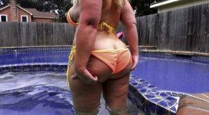 Amateur chick Dee Siren shakes her big ass while wearing bikini bottoms on pornstar6.com