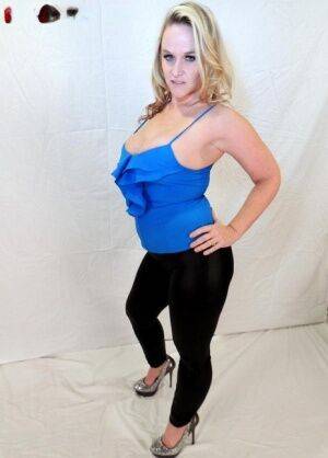 Blonde amateur Dee Siren shows her ample cleavage in black leggings on pornstar6.com