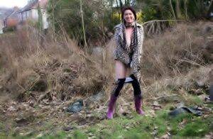 UK girl Juicey Janey bares her juggs before pulling down her tights in a field - Britain on pornstar6.com