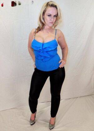 Blonde amateur Dee Siren displays her cleavage while wearing black leggings on pornstar6.com
