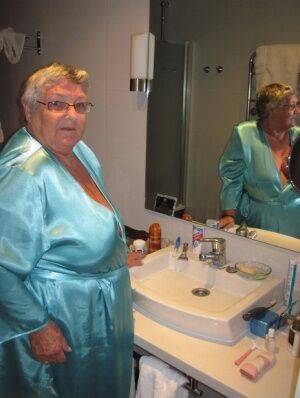 Morbidly obese woman Grandma Libby shaves before taking a bubble bath on pornstar6.com