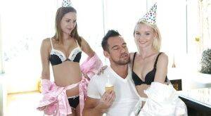 Threesome sex features teen girls Macie Winslett and Sammie Daniels on pornstar6.com