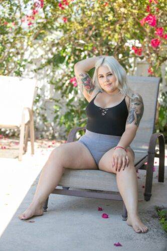Blonde BBW with tattoos Blondie Franklin exposes her fat ass as she undresses on pornstar6.com