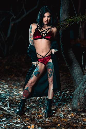 Inked Bitch Gives Head And Gets Fucked In The Woods - Usa on pornstar6.com