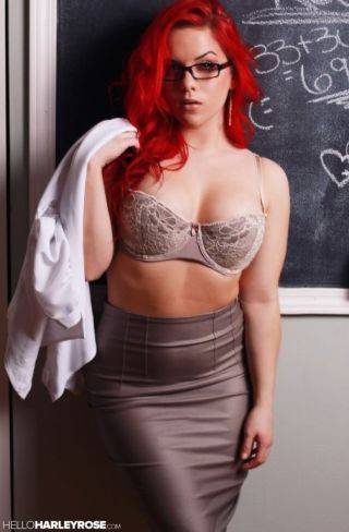 Redhead stripping on pornstar6.com