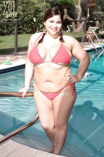 Plump peruvian milf Gia Johnson posing in sexy bikini on camera near the pool - Peru on pornstar6.com