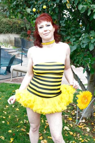 Hot american red-haired milf Amber Rayne in cosplay outfit revealing her butt and spreading her legs outdoor - Usa on pornstar6.com