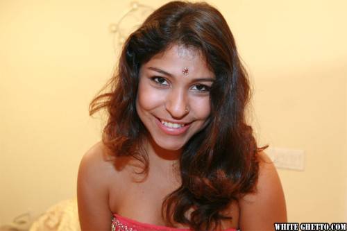 Hot indian Shari exposes her butt - India on pornstar6.com