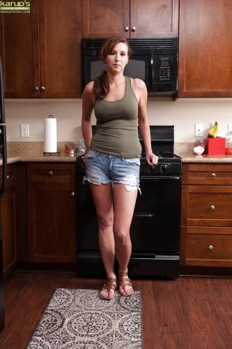 Attractive american milf Alice Chambers in nasty foot fetish in kitchen - Usa on pornstar6.com