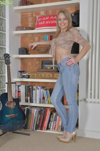 Sexy british blond mature Sofia Rae exhibiting big knockers and masturbating - Britain on pornstar6.com