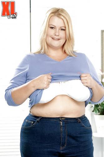 Inviting blonde fat Lou Lou in tight jeans exposes big titties and hot ass on pornstar6.com
