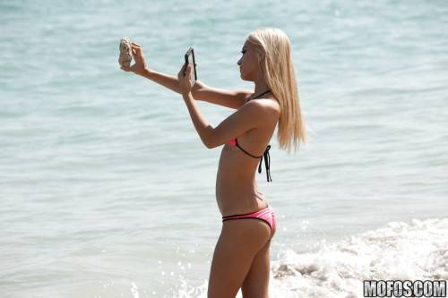 Deluxe american blonde Uma Jolie in beautiful bikini shows her butt on the beach - Usa on pornstar6.com