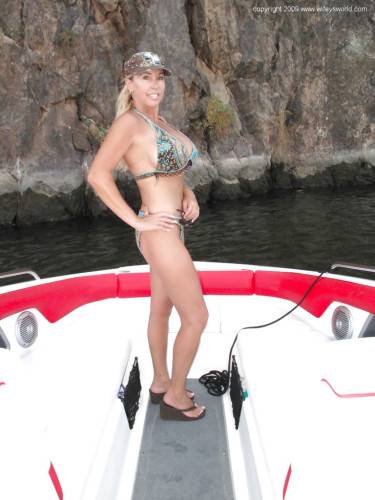 Stunning american blonde wife Sandra Otterson reveals big boobies and ass outside - Usa on pornstar6.com