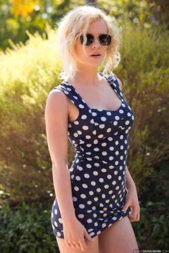 Blonde Hottie Catie Parker Removes Her Dress Outside And Flaunts Her Nice Bod on pornstar6.com