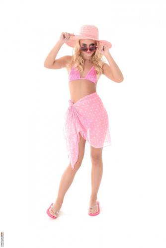 Blonde Girl In Big Pink Hat Vanda Lust Taking Off Bikini And Posing Naked on pornstar6.com