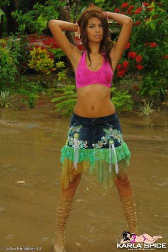 Stacked Venezuelan Teen Girl Karla Spice Poses Outdoors In Pink Bra And Panties - Venezuela on pornstar6.com