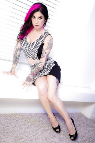 Tempting american milf Joanna Angel reveals big hooters and spreads her legs - Usa on pornstar6.com
