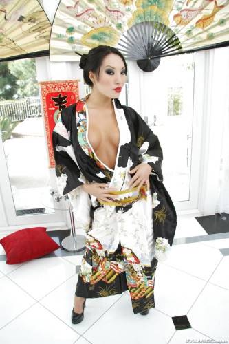 Lovely japanese babe Asa Akira revealing big boobs and spreading her legs - Japan on pornstar6.com
