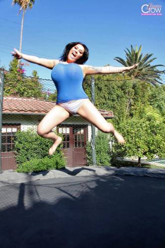 Leanne Crow’s bouncing huge tits on a trampoline on pornstar6.com