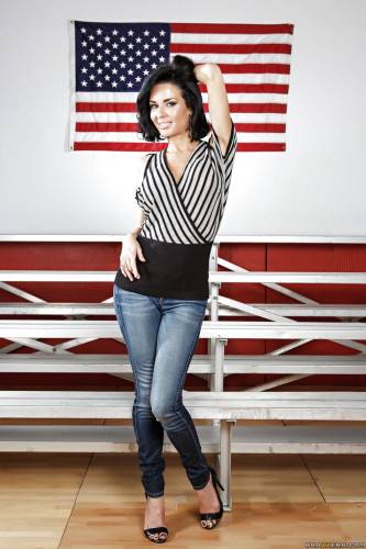 Hot american brunette milf Veronica Avluv in jeans exposes big tits and hot ass - Usa on pornstar6.com