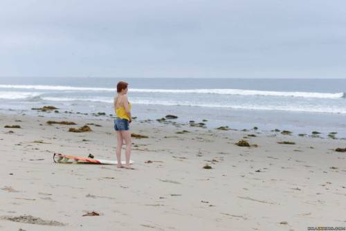 Sultry american cutie Penny Pax exposes her ass on the beach - Usa on pornstar6.com