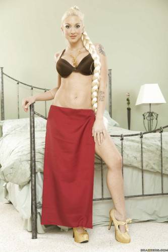 Lovely american milf Leya Falcon reveals big boobies and spreads her legs - Usa on pornstar6.com