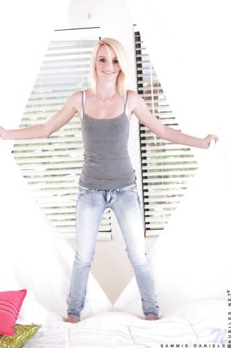 Excellent american blond teen Sammie Daniels in tight jeans shows her butt - Usa on pornstar6.com