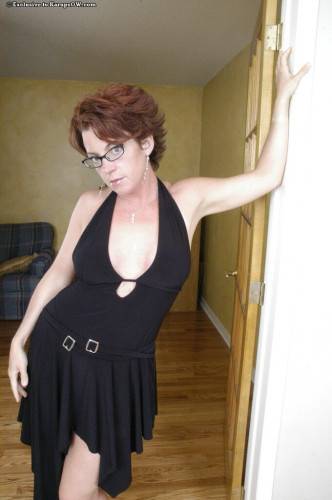 Spectacled Big Titted Milf Holly Goes Pulls Off Her Black Dress And Pink Panties on pornstar6.com