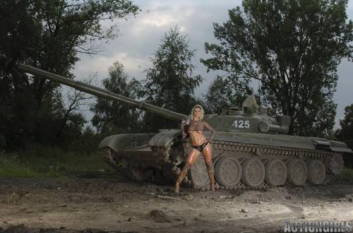 Breathtaking Military Babe Vanessa Upton With Huge Sexy Tits Goes Topless Beside The Tank on pornstar6.com