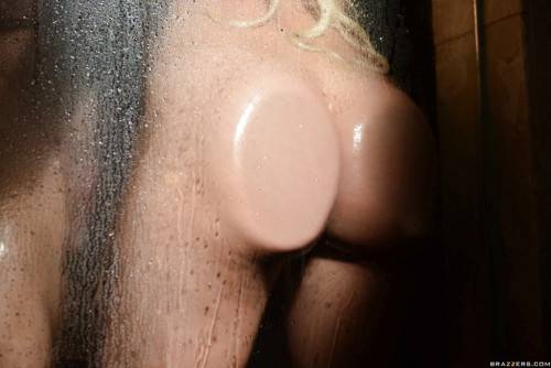 Enticing american blond hottie Kissa Sins shows big boobies and sexy butt in shower - Usa on pornstar6.com