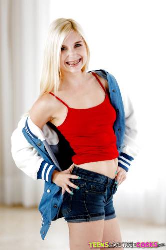 Slim american blonde teen Piper Perri exhibits her ass in fancy shorts and spreading her legs - Usa on pornstar6.com