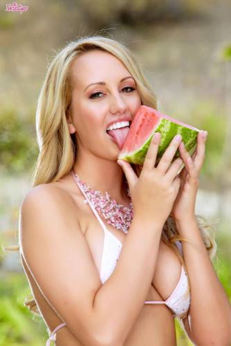 Big Racked Heartbreaker Brett Rossi Takes Off Her Bikini And Opens Her Smooth Pussy Outdoors on pornstar6.com